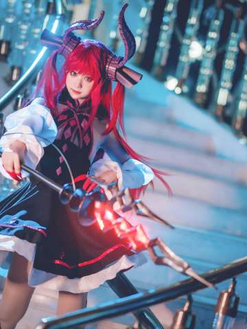 美少女COS伊丽莎白·巴托里》龙娘)