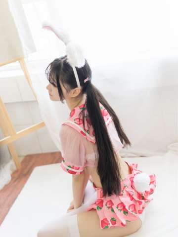 粉色草莓和制服黑丝